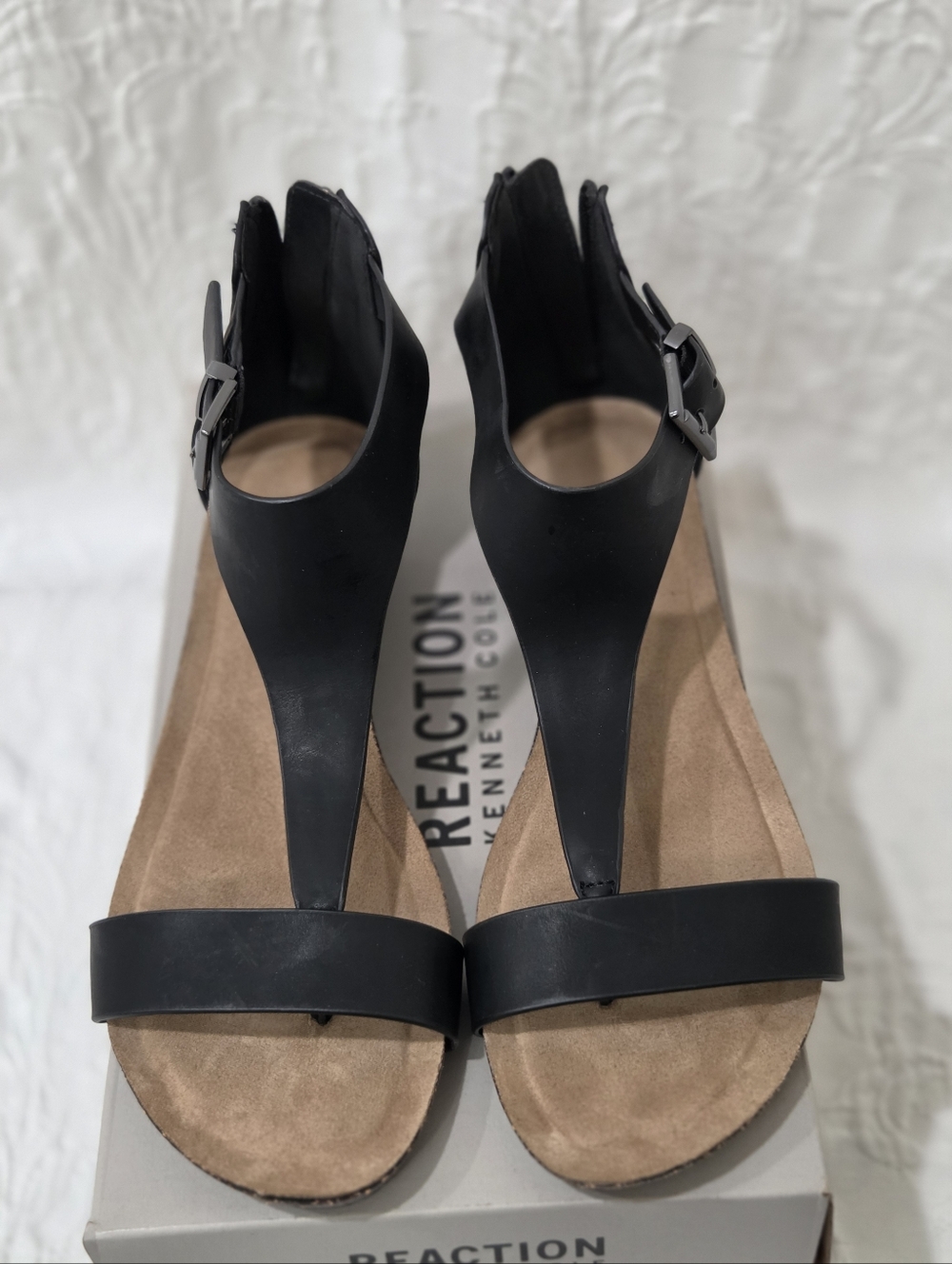 Kenneth Cole Reaction Black T-Strap Heel Sandals Womans Size 8M